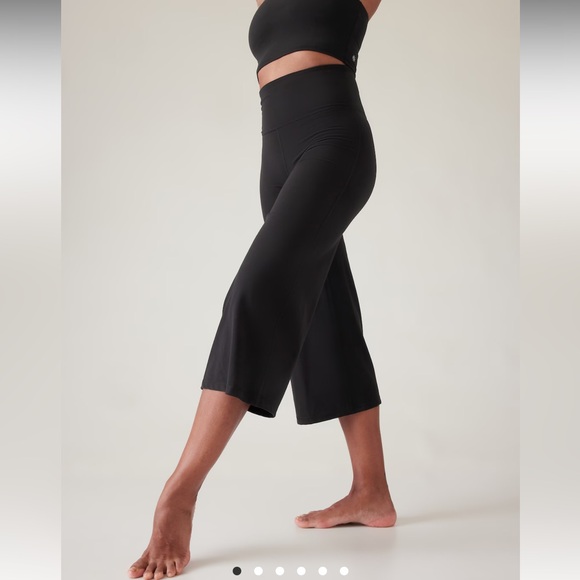 EUC Women’s Athleta Elation Wide Crop Activewear/ Yoga Pant Black Size M Petite - Picture 3 of 9